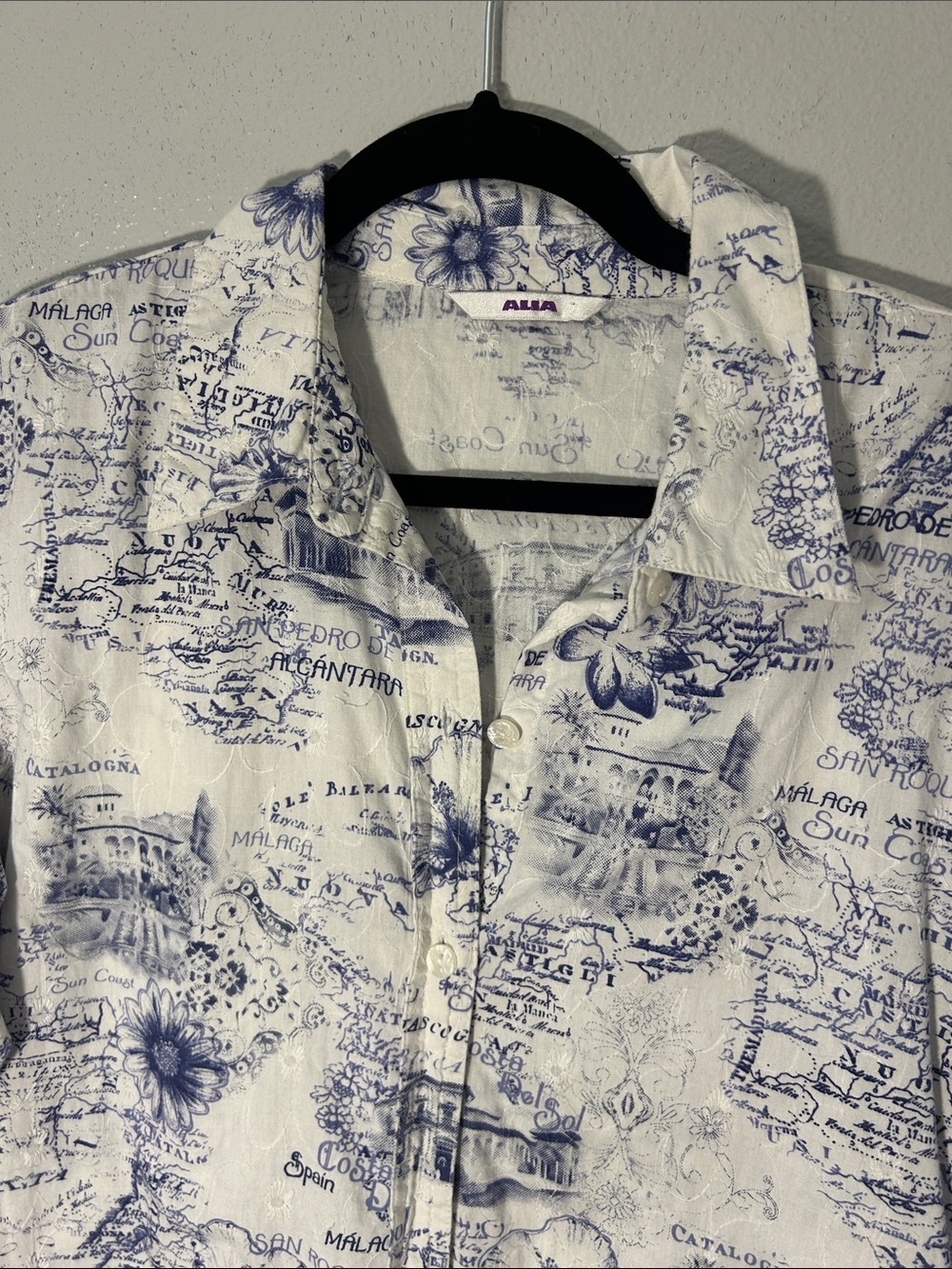 Alia Women’s Large Blue White Spain Toile Print Button Front 3/4 Sleeve Blouse - Picture 2 of 9